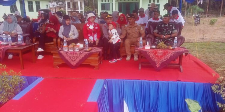 Semarak kemmerdekaan RI Pawai Pembangunan Lapangan Sepak Bola Sk 10 Rantau Rasau jadi Lautan Manusia
