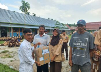Berita Terbaru…. Kepsek SMA3 TJT Serahkan Bantuan DUMISAKE Kepada 25 Siswa.