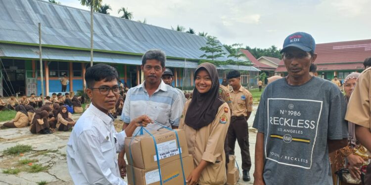 Berita Terbaru…. Kepsek SMA3 TJT Serahkan Bantuan DUMISAKE Kepada 25 Siswa.