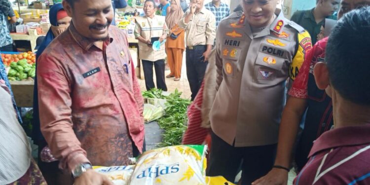 Kadis Ketahanan Pangan Bersama Kapolres Dan Satgas Pangan Melakukan Sidak Pasar