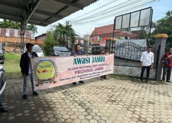 Geruduk Kantor Bawaslu Kota Jambi, Ini Tuntutan AWaSI