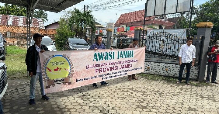 Geruduk Kantor Bawaslu Kota Jambi, Ini Tuntutan AWaSI