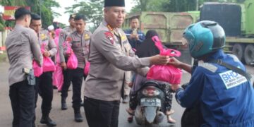 Ratusan Takjil Dibagikan Dansat Brimob dan Jajaran Jelang Buka Puasa