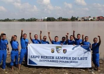 Semangat Ramadhan, Personil Ditpolairud Polda Jambi Bersih-bersih Sampah Sungai Batanghari