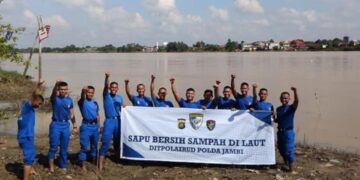 Semangat Ramadhan, Personil Ditpolairud Polda Jambi Bersih-bersih Sampah Sungai Batanghari