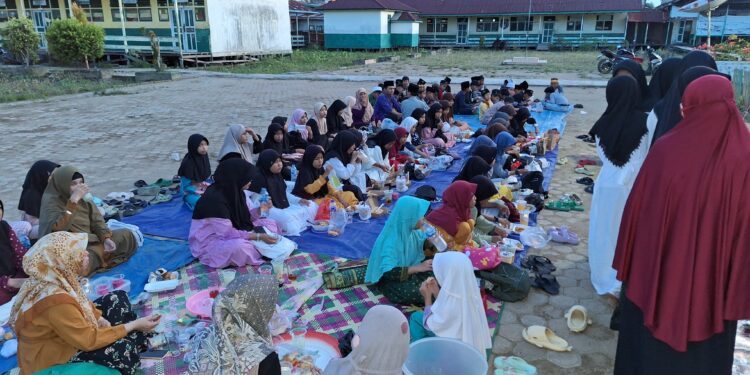 Keluarga Besar SD 16/X Nipah Panjang Buka Puasa Bersama Anak Pesantren