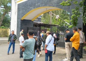 Ketua AWaSI Jambi Panjat Pagar, Dalam Aksi di Depan Gedung BPPW Jambi