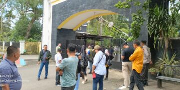 Ketua AWaSI Jambi Panjat Pagar, Dalam Aksi di Depan Gedung BPPW Jambi