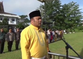 Wakil Bupati H. Robby Nahliyansyah, menjadi pembina upacara pada peringatan (Hardiknas) di lapangan Kantor Bupati Tanjab Timur