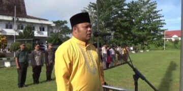 Wakil Bupati H. Robby Nahliyansyah, menjadi pembina upacara pada peringatan (Hardiknas) di lapangan Kantor Bupati Tanjab Timur