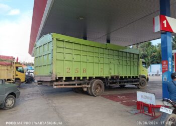 “Tanya Pertamina? Jawab Pengawas SPBU Paal 7 Cuci Tangan Soal Truk Besar Hino Ranger isi Solar Subsidi”