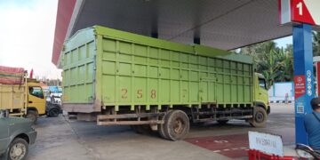 “Tanya Pertamina? Jawab Pengawas SPBU Paal 7 Cuci Tangan Soal Truk Besar Hino Ranger isi Solar Subsidi”