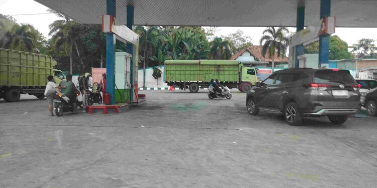 “Kebal Hukum? Pertamina Diduga Izinkan Penyalahgunaan Solar Subsidi di SPBU Paal 7”