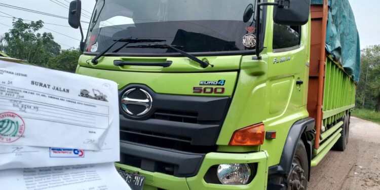 “Hukum Dibakar Bersama Batubara: Jambi Menangis Darah di Bawah Roda Truk Fuso!”