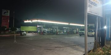 “SPBU Paal 7 Kota Jambi Berani Lawan Hukum: Truk Perusahaan Bebas Isi Solar Subsidi di Malam Hari!”
