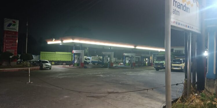 “SPBU Paal 7 Kota Jambi Berani Lawan Hukum: Truk Perusahaan Bebas Isi Solar Subsidi di Malam Hari!”