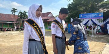 Kepsek Smantri Tanjabtim Lantik Ketua Osis Terpilih