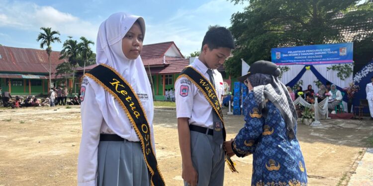 Kepsek Smantri Tanjabtim Lantik Ketua Osis Terpilih