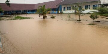 Banjir, SMKN 2 Tanjabtim Tetap Semangat Gelar Upacara HUT Provinsi Jambi ke 68