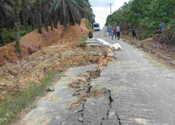 “PTPN 4 Jambi Menggali Parit, Bonus Kerusakan Jalan untuk Warga!”