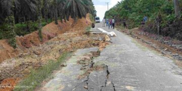 “PTPN 4 Jambi Menggali Parit, Bonus Kerusakan Jalan untuk Warga!”