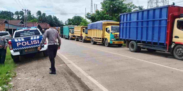 “Gubernur JAMBI: Jalan Rusak, Biarkan Saja, Yang Penting Batubara Jalan!”