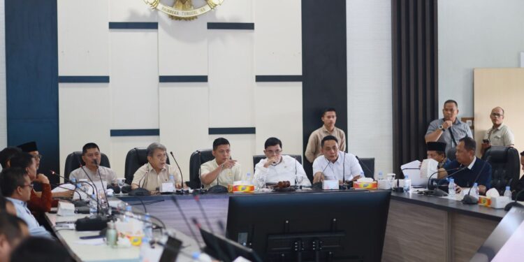 Ketua DPRD Provinsi Jambi, Muhammad Hafiz, Tegas dan Inspiratif Pimpin Rapat Maraton Bersama Asosiasi Honorer