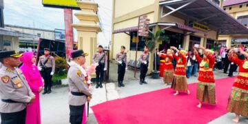 AKBP Arya Tesa Brahmana Resmi Jabat Kapolres Kerinci, Disambut Tradisi Tarian dan Pedang Pora
