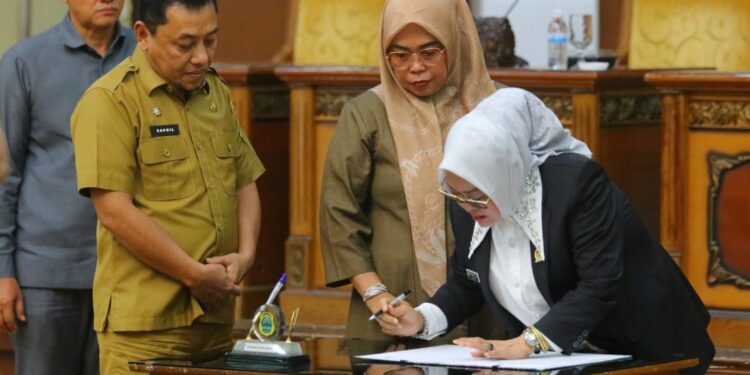 Dewan Perwakilan Rakyat Daerah (DPRD) Kabupaten Tanjung Jabung Timur menggelar rapat paripurna masa persidangan I tahun 2024-2025 dengan agenda usul pengumuman pengesahan pengangkatan Bupati dan Wakil bupati Tanjung Jabung Terpilih pada pemilihan serentak tahun 2024.