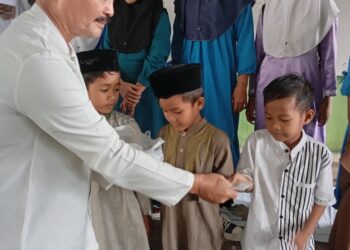 Kepsek SDN 10/ X Nipah Panjang Berikan Bantuan kepada siswa siswi Anak yatim Piatu