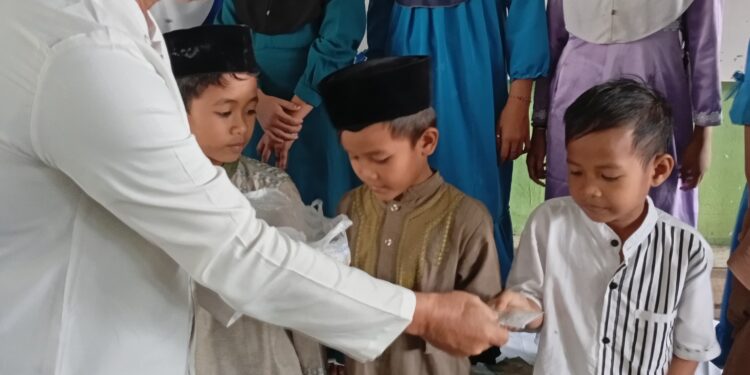 Kepsek SDN 10/ X Nipah Panjang Berikan Bantuan kepada siswa siswi Anak yatim Piatu