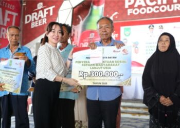 Tunaikan Janji Kampanye Pilkadanya, Wakil Walikota Batam Lu Claudia Berikan Insentif ke Lansia