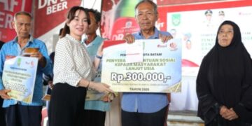 Tunaikan Janji Kampanye Pilkadanya, Wakil Walikota Batam Lu Claudia Berikan Insentif ke Lansia