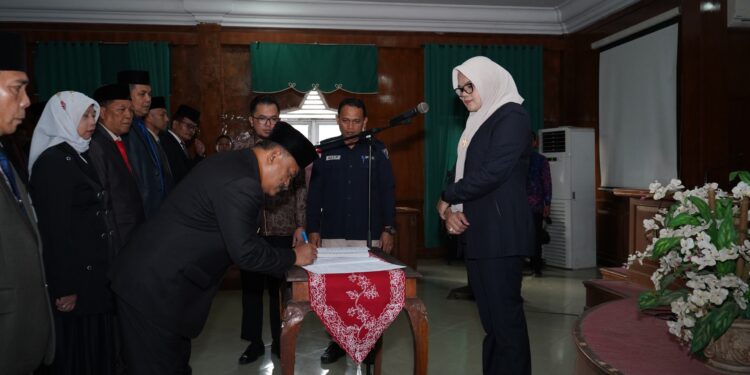 Perdana, Bupati Dillah Lantik 19 Pejabat Eselon Dua