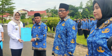 Serahkan 427 SK CPNS dan PPPK, Bupati Dillah Minta Layani Masyarakat dengan Ikhlas