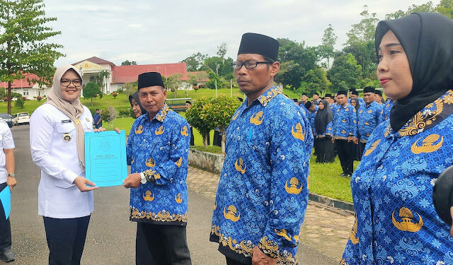 Serahkan 427 SK CPNS dan PPPK, Bupati Dillah Minta Layani Masyarakat dengan Ikhlas