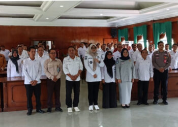 Bupati Tanjung Jabung Timur Dillah Hikmah Sari Serahkan SPPT dan DHKP PBB 2025