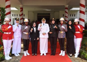 Berbeda, Semua Petugas Utama Perempuan