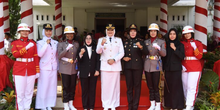 Berbeda, Semua Petugas Utama Perempuan