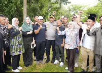 Ketua DPRD, Bupati, dan Kapolres Tanjab Timur Temui Massa Aksi BERANTAM di Taman PKK