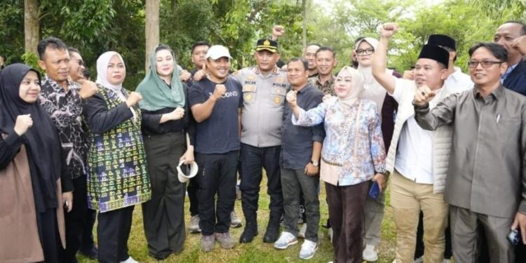 Ketua DPRD, Bupati, dan Kapolres Tanjab Timur Temui Massa Aksi BERANTAM di Taman PKK