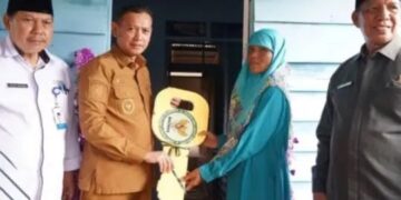 Wabub Tanjabtim Muslimin Serahka Bantuan Bedah Rumah Dari Baznas ke Warga di Kecamatan Geragai