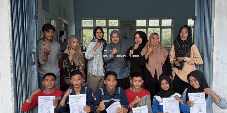 Sebanyak Delapan Taruna/Taruni SMKN2 Tanjab Timur Dapat Bantuan Program DUMISAKE