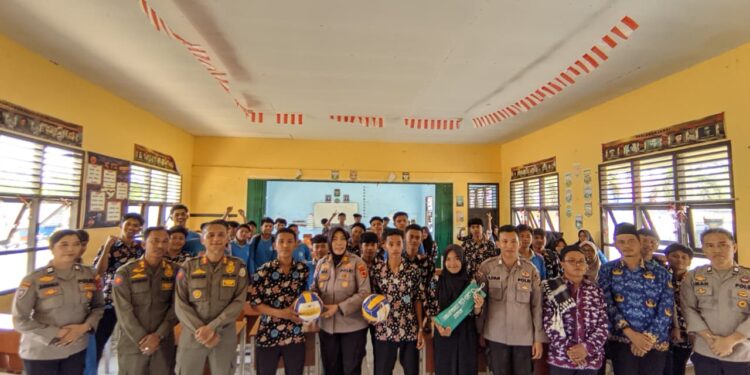 Polres Tanjabtim bersama Satpol PP Dan Kemenag Melakukan Pembinaan serta Penyuluhan Di SMAN 8 Tanjabtim