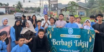Gema Ramadhan Pengurus OSIS SMAN 8 Tanjabtim Berbagi Takjil Ke Masyarakat