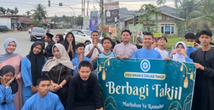 Gema Ramadhan Pengurus OSIS SMAN 8 Tanjabtim Berbagi Takjil Ke Masyarakat