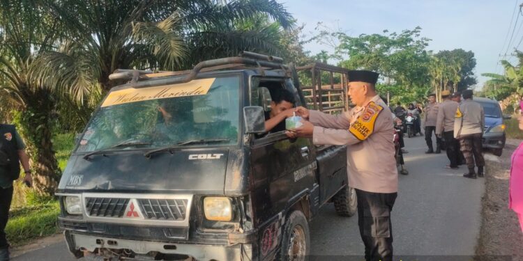 Giat Polsek Rantau Rasau.   Kapolsek Rantau Rasau Memberikan Takjil Kepada Masyarakat