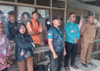 Kasi PPM Kec Nipah Panjang Dan Ketua Kontingen Lepas Peserta Lomba O2SN Dan FLS3N