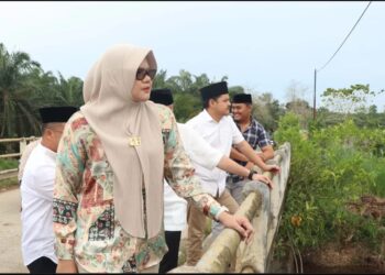 Bupati Tanjung Jabung Timur (Tanjabtim), Dillah Hikmah Sari, bersama Wakil Bupati Muslimin Tanja melakukan monitoring dan evaluasi pembangunan di dua kecamatan
