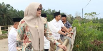 Bupati Tanjung Jabung Timur (Tanjabtim), Dillah Hikmah Sari, bersama Wakil Bupati Muslimin Tanja melakukan monitoring dan evaluasi pembangunan di dua kecamatan
